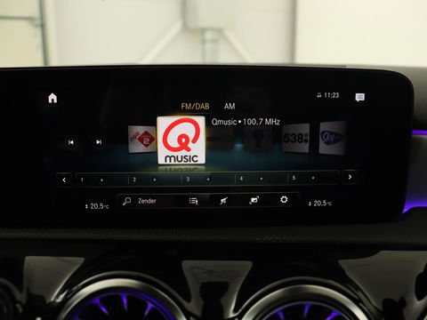 Mercedes-Benz A-Klasse 180 Business Solution AMG | Stoelverwarming | Leder/Alcantara | Camera | Navigatie | Widescreen | LED