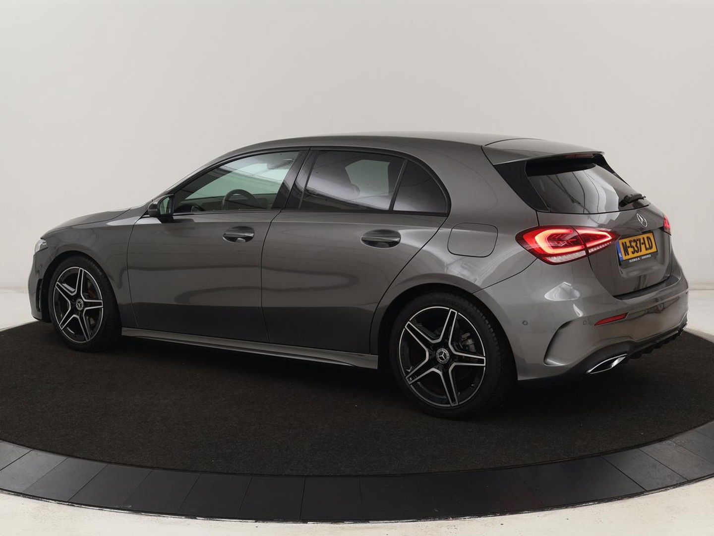 Mercedes-Benz A-Klasse 180 Business Solution AMG | Stoelverwarming | Leder/Alcantara | Camera | Navigatie | Widescreen | LED
