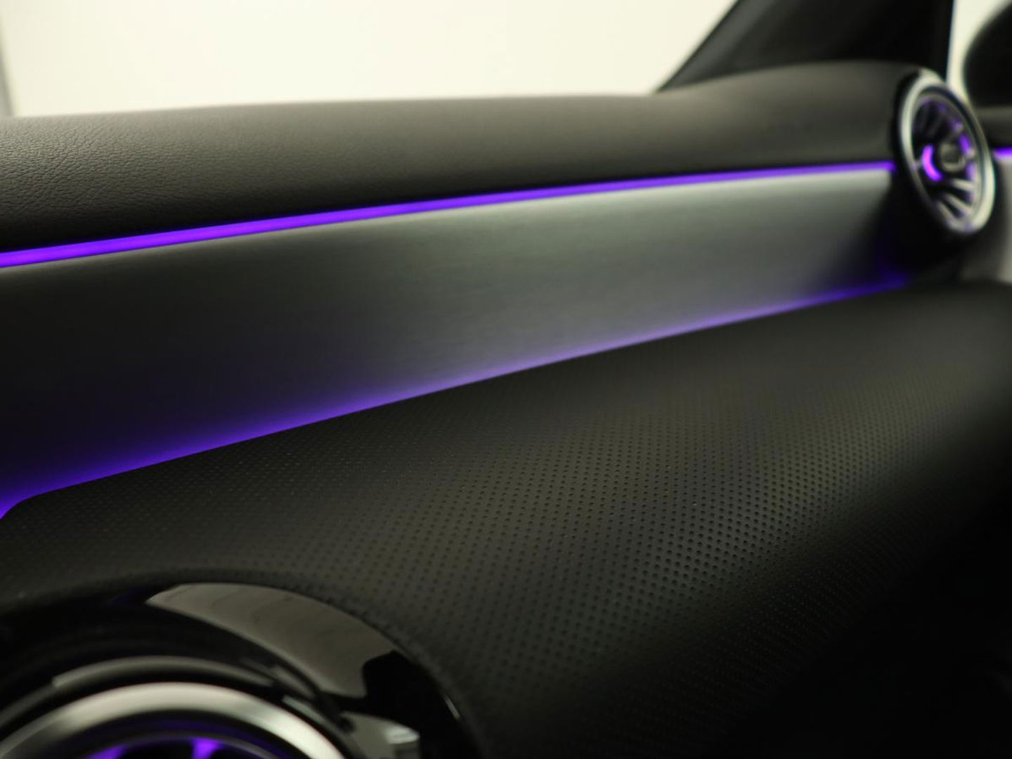 Mercedes-Benz A-Klasse 180 Business Solution AMG | Stoelverwarming | Leder/Alcantara | Camera | Navigatie | Widescreen | LED