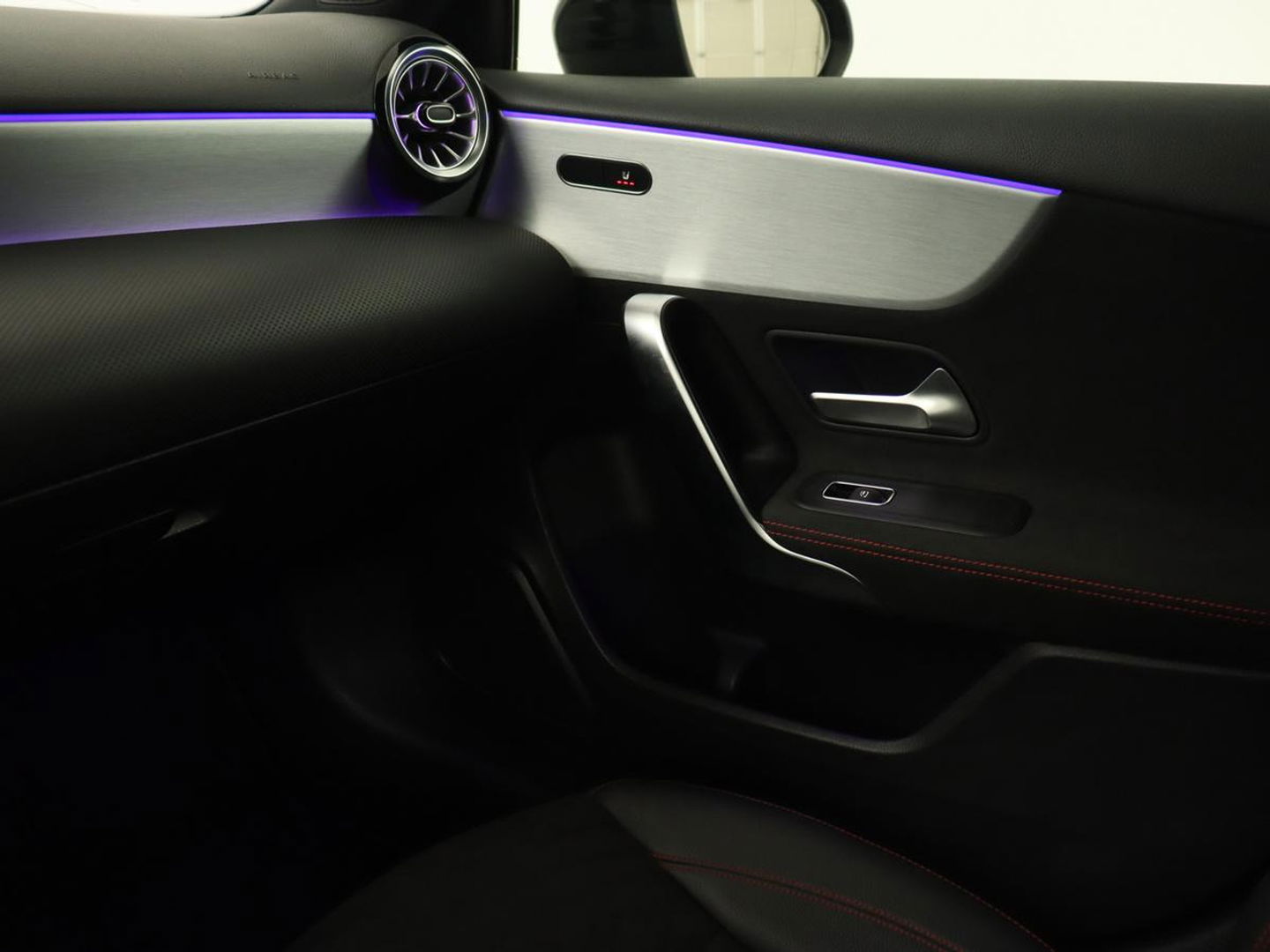 Mercedes-Benz A-Klasse 180 Business Solution AMG | Stoelverwarming | Leder/Alcantara | Camera | Navigatie | Widescreen | LED