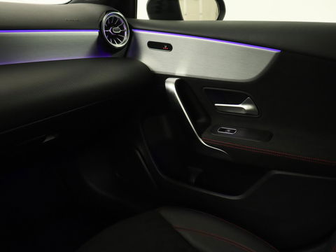Mercedes-Benz A-Klasse 180 Business Solution AMG | Stoelverwarming | Leder/Alcantara | Camera | Navigatie | Widescreen | LED