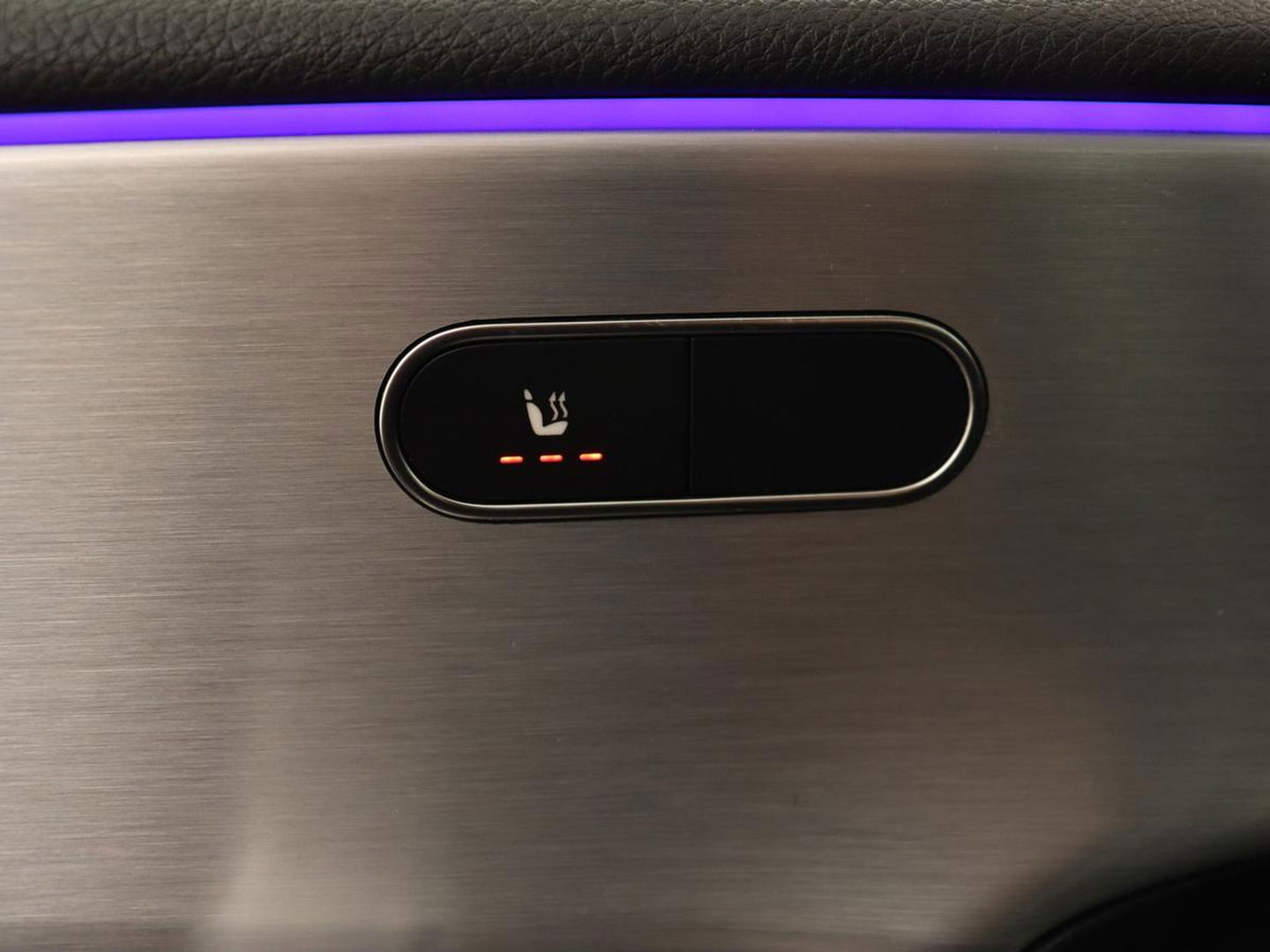 Mercedes-Benz A-Klasse 180 Business Solution AMG | Stoelverwarming | Leder/Alcantara | Camera | Navigatie | Widescreen | LED