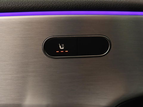 Mercedes-Benz A-Klasse 180 Business Solution AMG | Stoelverwarming | Leder/Alcantara | Camera | Navigatie | Widescreen | LED