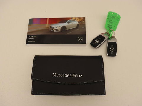 Mercedes-Benz A-Klasse 180 Business Solution AMG | Stoelverwarming | Leder/Alcantara | Camera | Navigatie | Widescreen | LED
