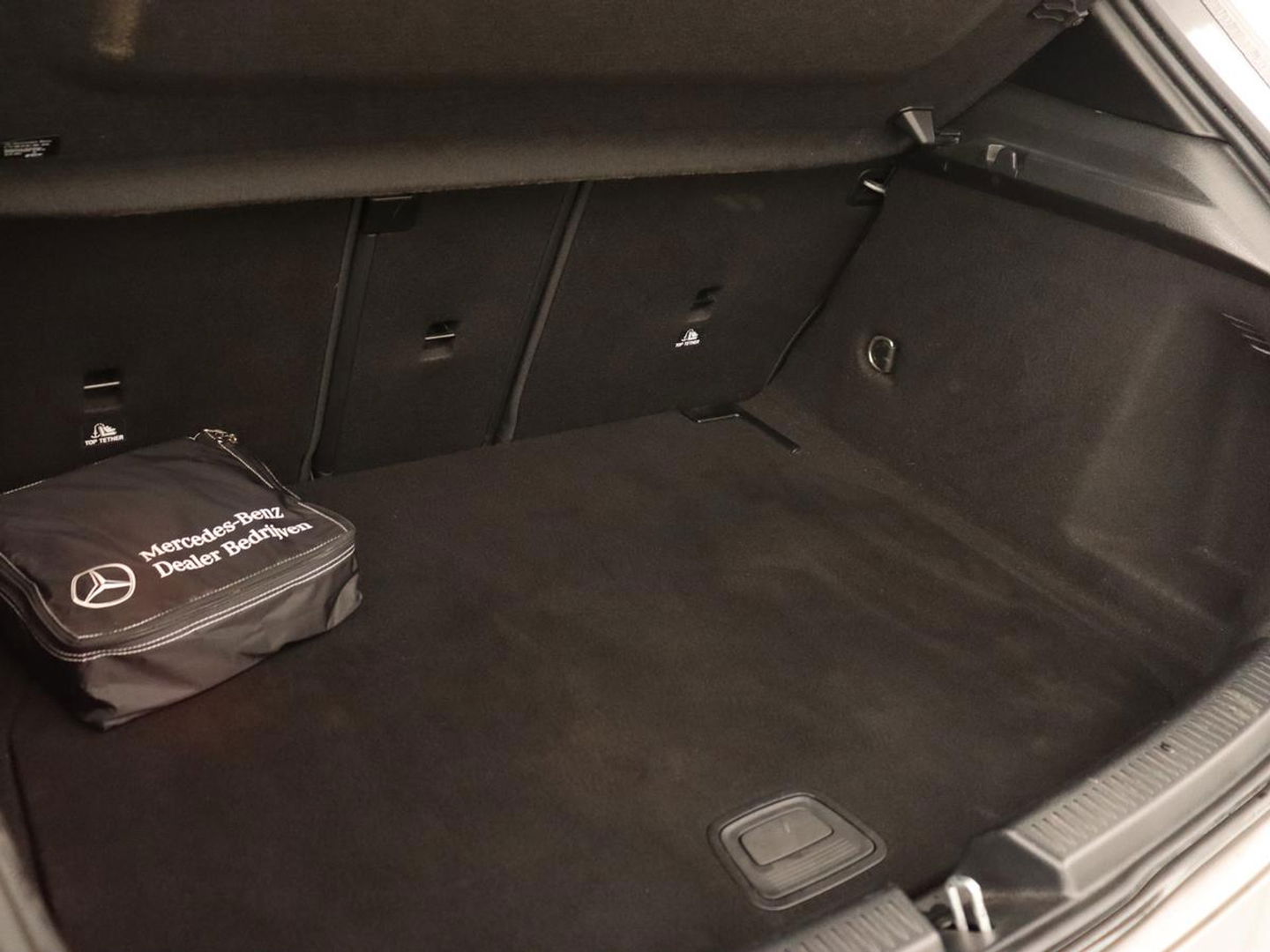 Mercedes-Benz A-Klasse 180 Business Solution AMG | Stoelverwarming | Leder/Alcantara | Camera | Navigatie | Widescreen | LED