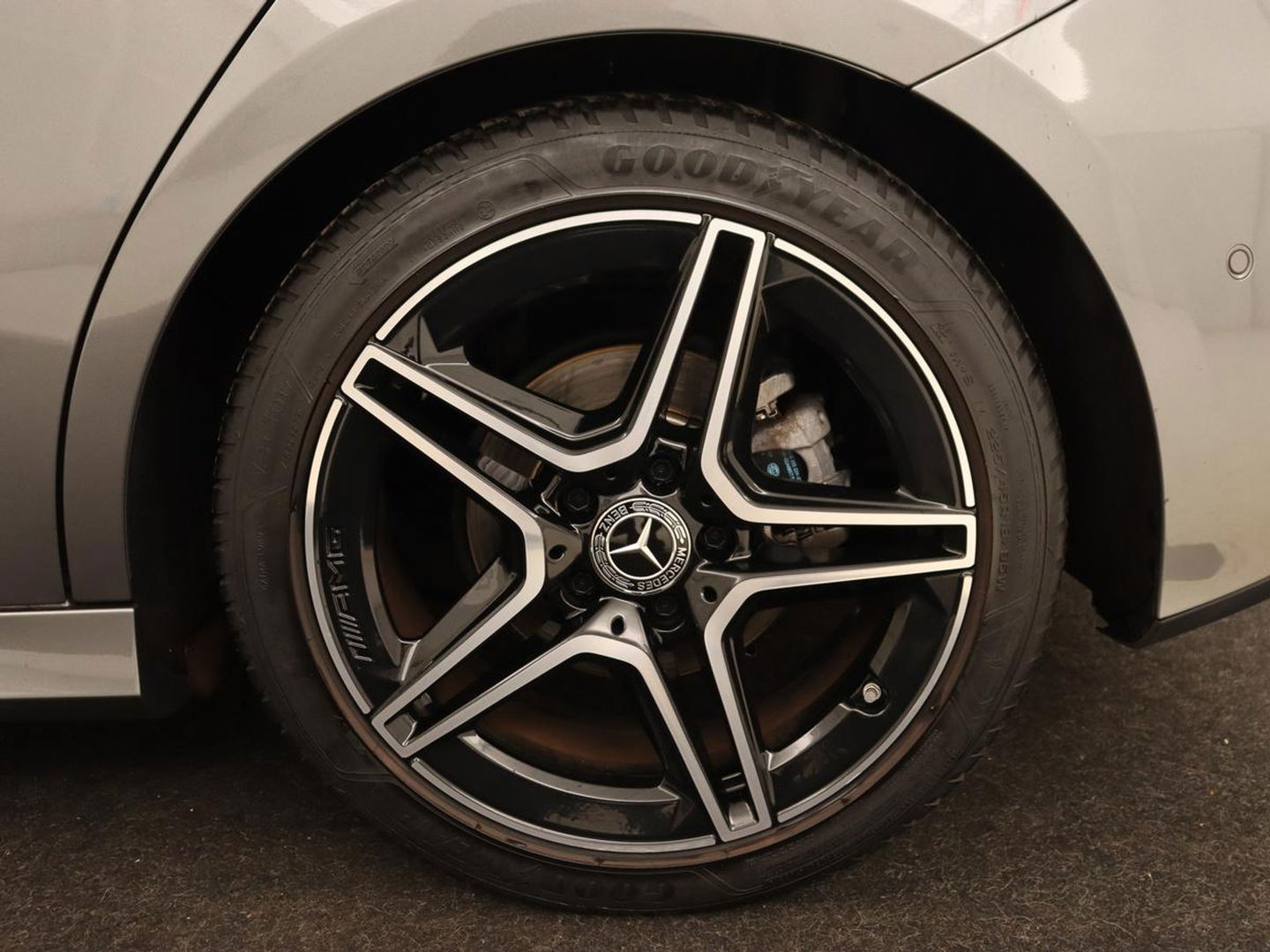Mercedes-Benz A-Klasse 180 Business Solution AMG | Stoelverwarming | Leder/Alcantara | Camera | Navigatie | Widescreen | LED