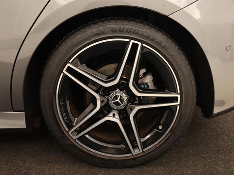 Mercedes-Benz A-Klasse 180 Business Solution AMG | Stoelverwarming | Leder/Alcantara | Camera | Navigatie | Widescreen | LED
