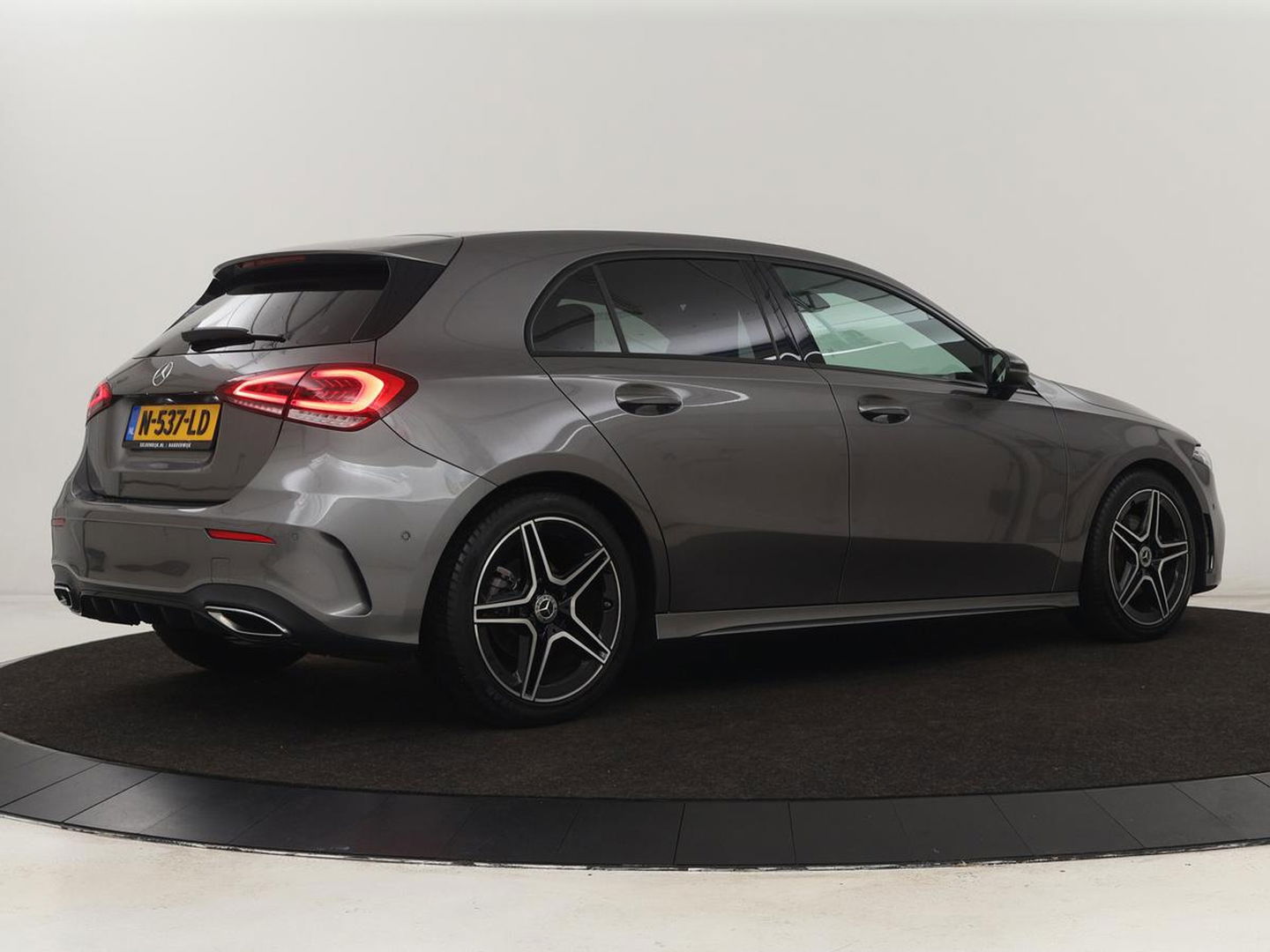 Mercedes-Benz A-Klasse 180 Business Solution AMG | Stoelverwarming | Leder/Alcantara | Camera | Navigatie | Widescreen | LED