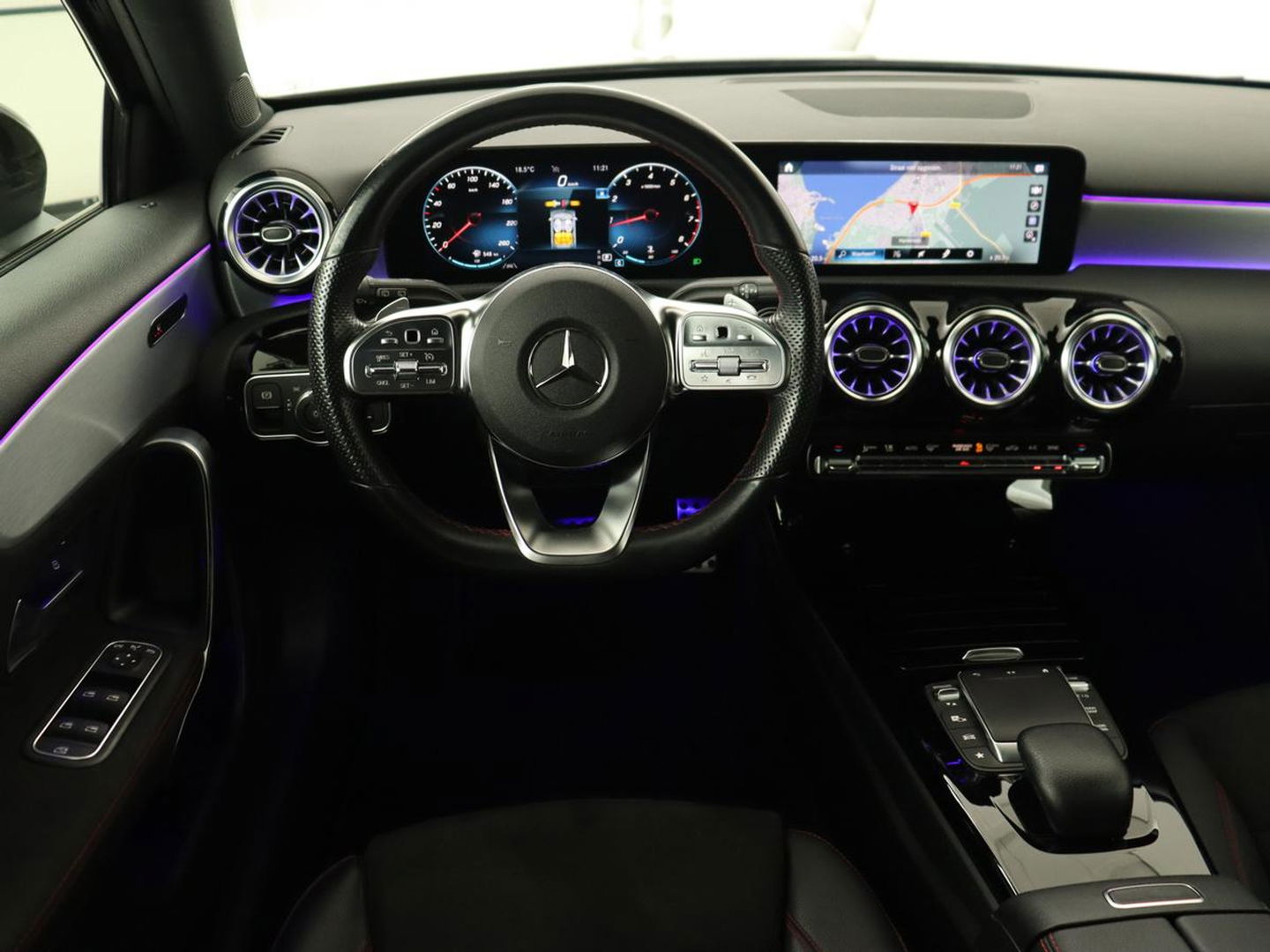Mercedes-Benz A-Klasse 180 Business Solution AMG | Stoelverwarming | Leder/Alcantara | Camera | Navigatie | Widescreen | LED