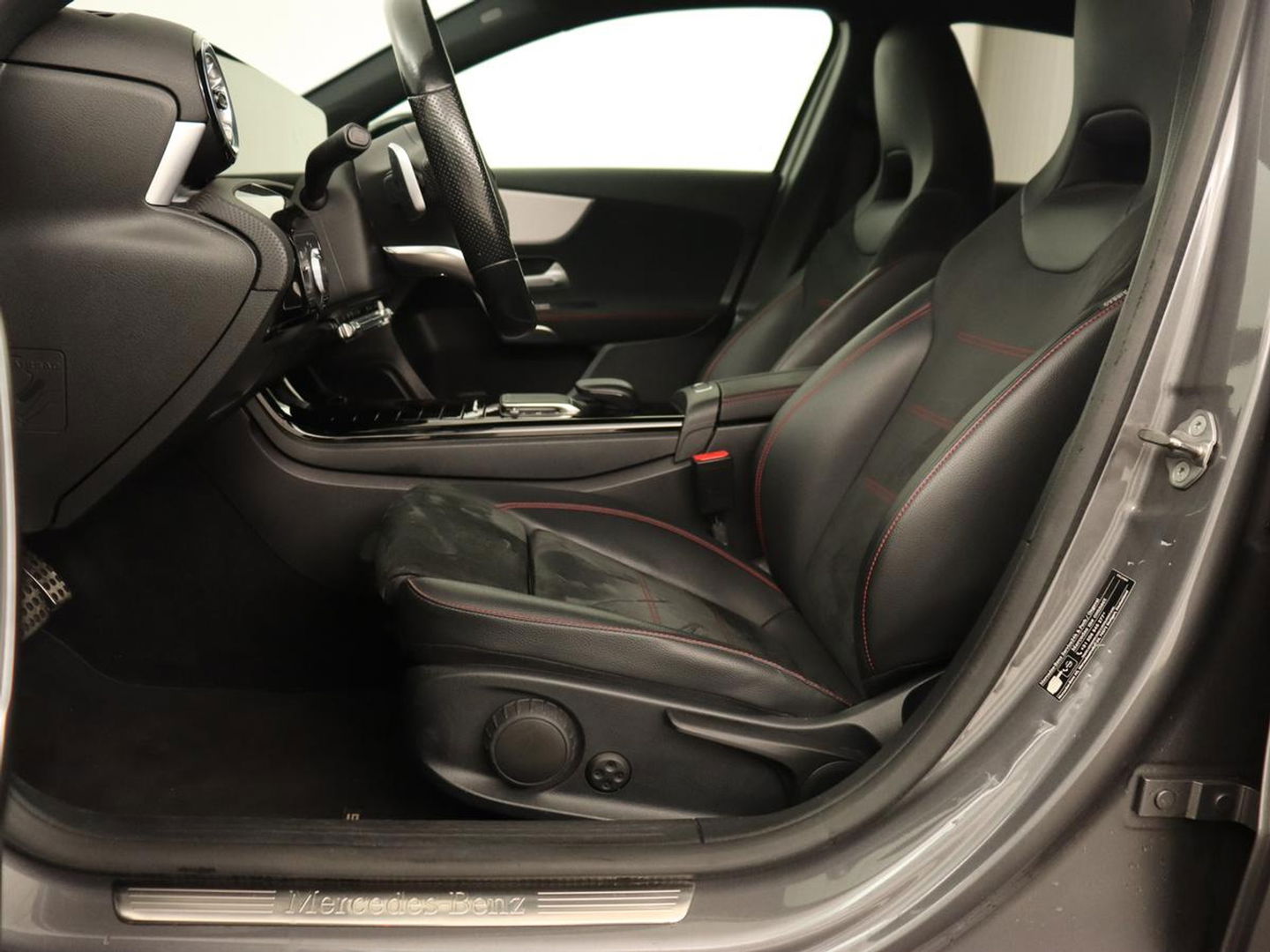 Mercedes-Benz A-Klasse 180 Business Solution AMG | Stoelverwarming | Leder/Alcantara | Camera | Navigatie | Widescreen | LED