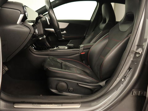 Mercedes-Benz A-Klasse 180 Business Solution AMG | Stoelverwarming | Leder/Alcantara | Camera | Navigatie | Widescreen | LED