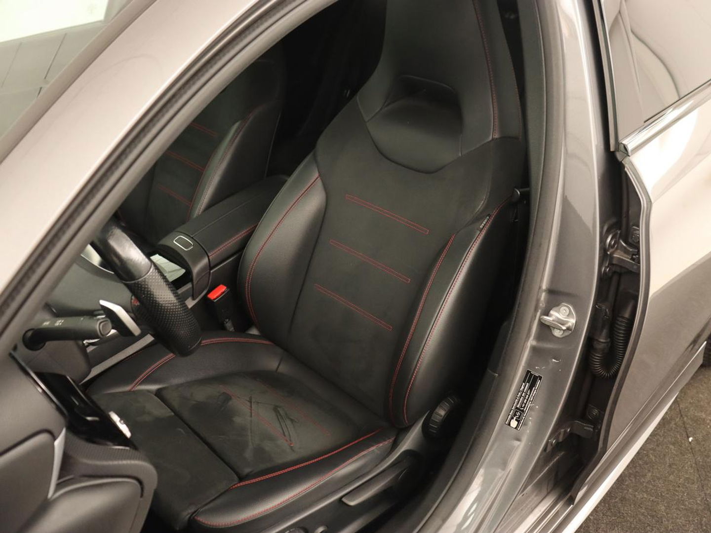Mercedes-Benz A-Klasse 180 Business Solution AMG | Stoelverwarming | Leder/Alcantara | Camera | Navigatie | Widescreen | LED