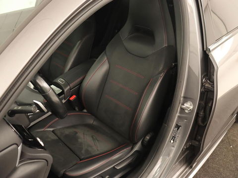 Mercedes-Benz A-Klasse 180 Business Solution AMG | Stoelverwarming | Leder/Alcantara | Camera | Navigatie | Widescreen | LED