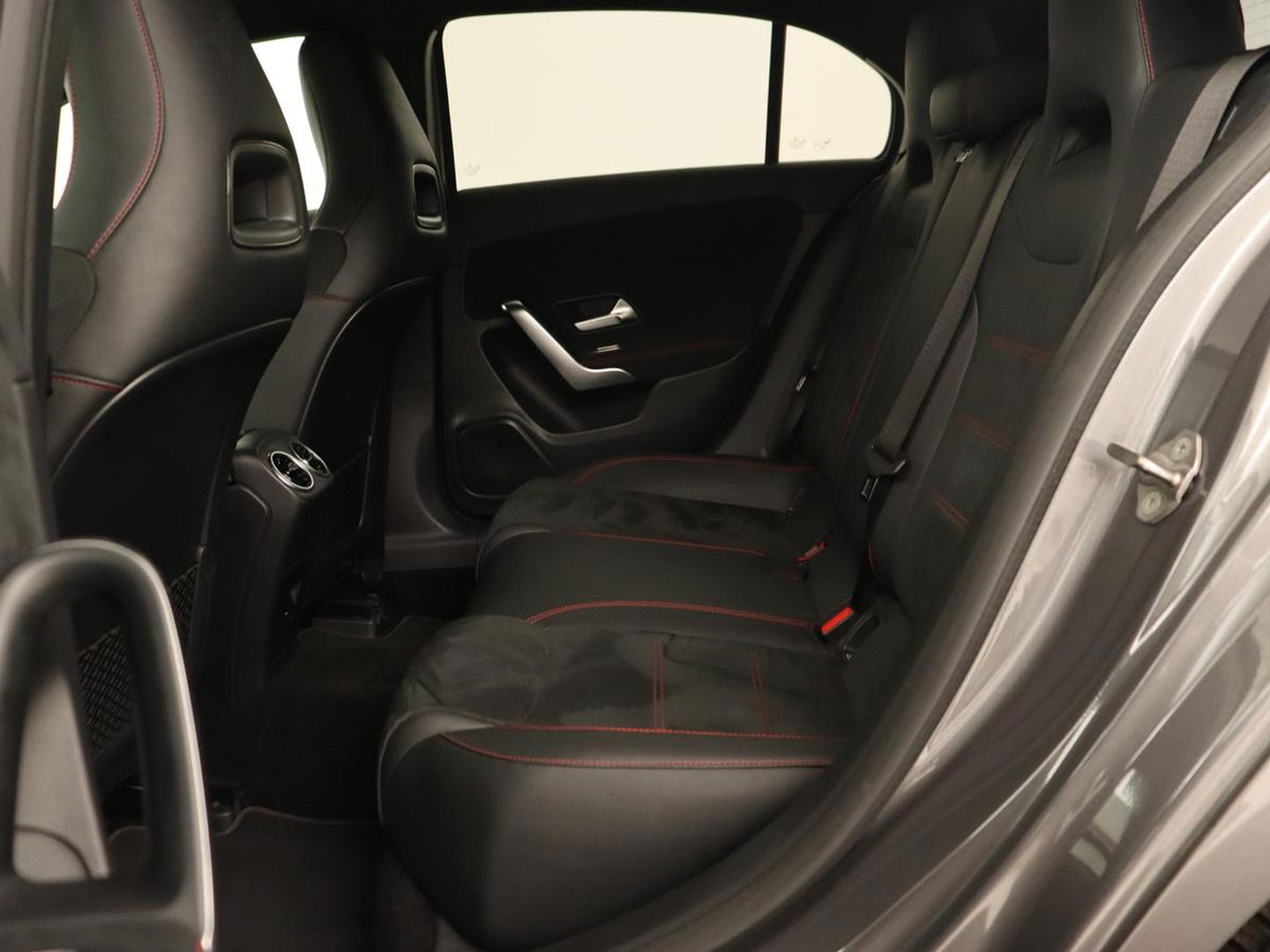 Mercedes-Benz A-Klasse 180 Business Solution AMG | Stoelverwarming | Leder/Alcantara | Camera | Navigatie | Widescreen | LED