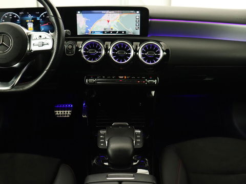 Mercedes-Benz A-Klasse 180 Business Solution AMG | Stoelverwarming | Leder/Alcantara | Camera | Navigatie | Widescreen | LED
