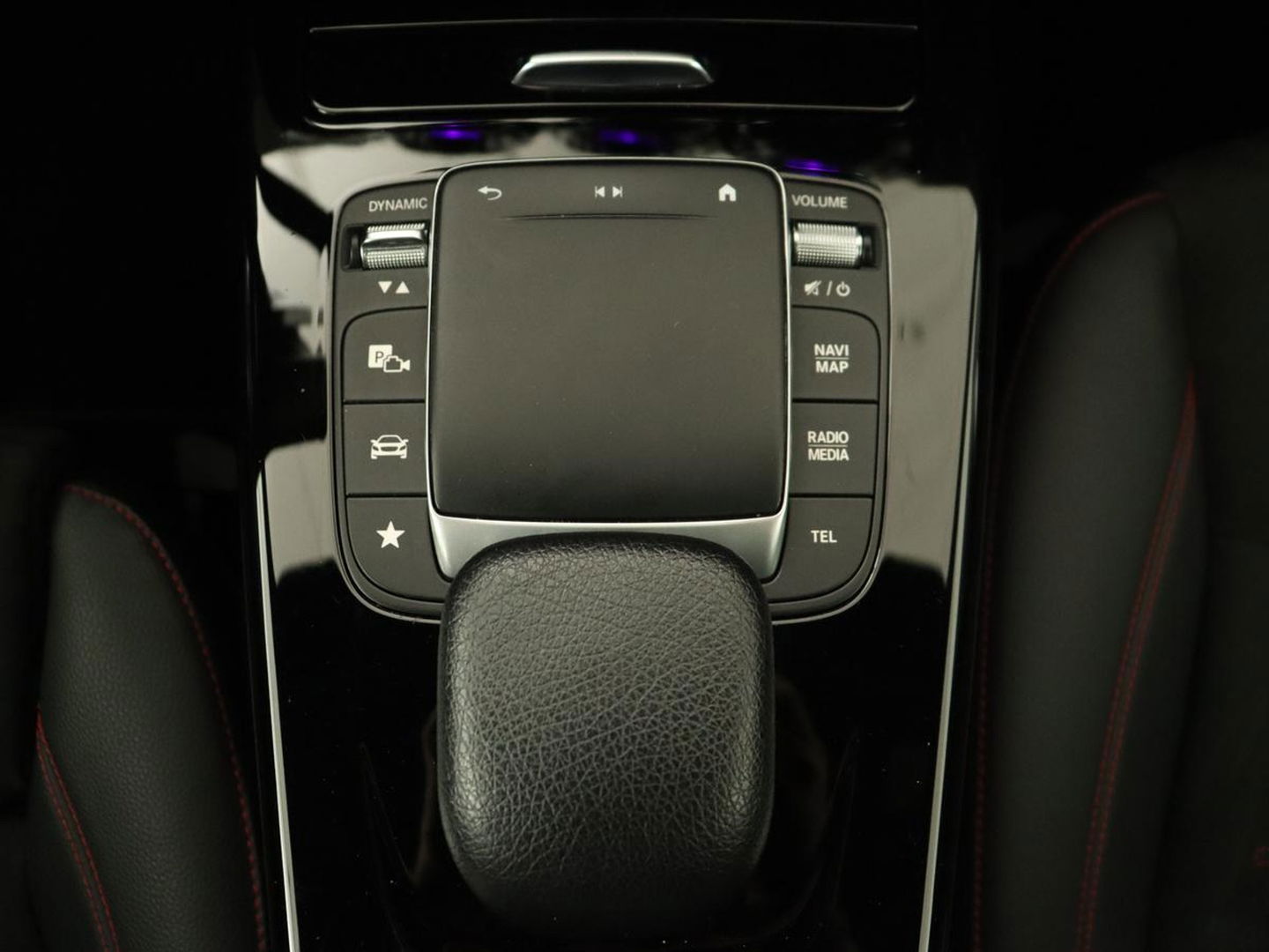 Mercedes-Benz A-Klasse 180 Business Solution AMG | Stoelverwarming | Leder/Alcantara | Camera | Navigatie | Widescreen | LED