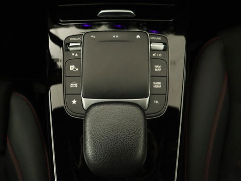 Mercedes-Benz A-Klasse 180 Business Solution AMG | Stoelverwarming | Leder/Alcantara | Camera | Navigatie | Widescreen | LED