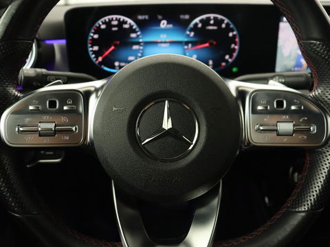 Mercedes-Benz A-Klasse 180 Business Solution AMG | Stoelverwarming | Leder/Alcantara | Camera | Navigatie | Widescreen | LED