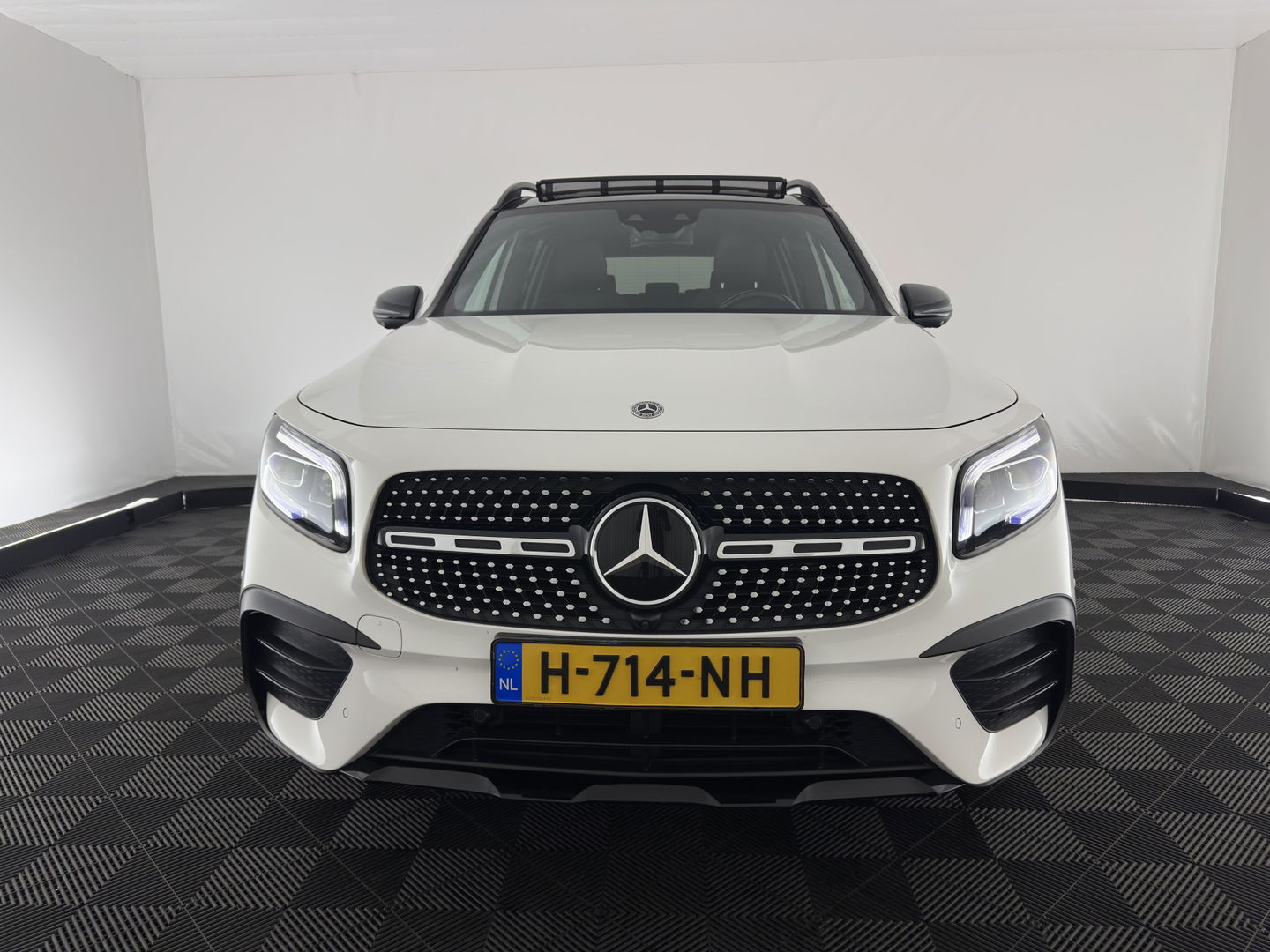Mercedes-Benz GLB 250 4MATIC Premium Aut. *PANO | LEATHER-MICROFIBRE | FULL-LED | BURMESTER-SOUND | TOP-VIEW | ADAPTIVE-CRUISE | BLIND-SPOT | MEMORY-PACK | WIDESCREEN-COCKPIT | KEYLESS | HEATED-SPORTSEATS | AMBIENT-LIGHT | CARPL