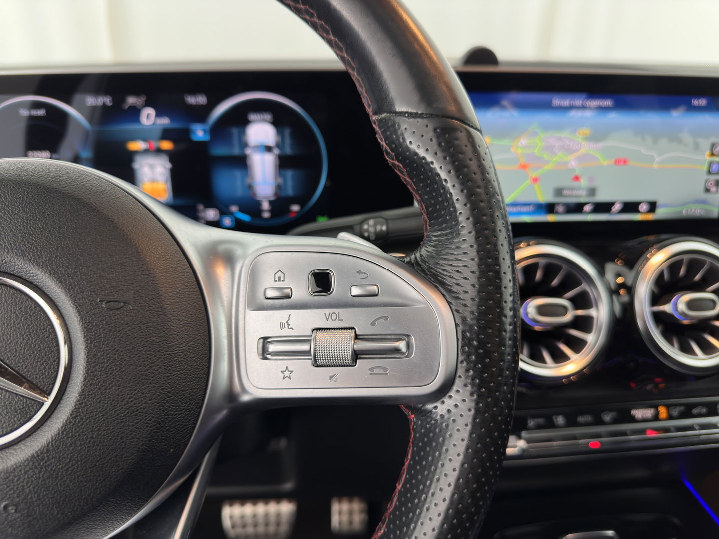 Mercedes-Benz GLB 250 4MATIC Premium Aut. *PANO | LEATHER-MICROFIBRE | FULL-LED | BURMESTER-SOUND | TOP-VIEW | ADAPTIVE-CRUISE | BLIND-SPOT | MEMORY-PACK | WIDESCREEN-COCKPIT | KEYLESS | HEATED-SPORTSEATS | AMBIENT-LIGHT | CARPL