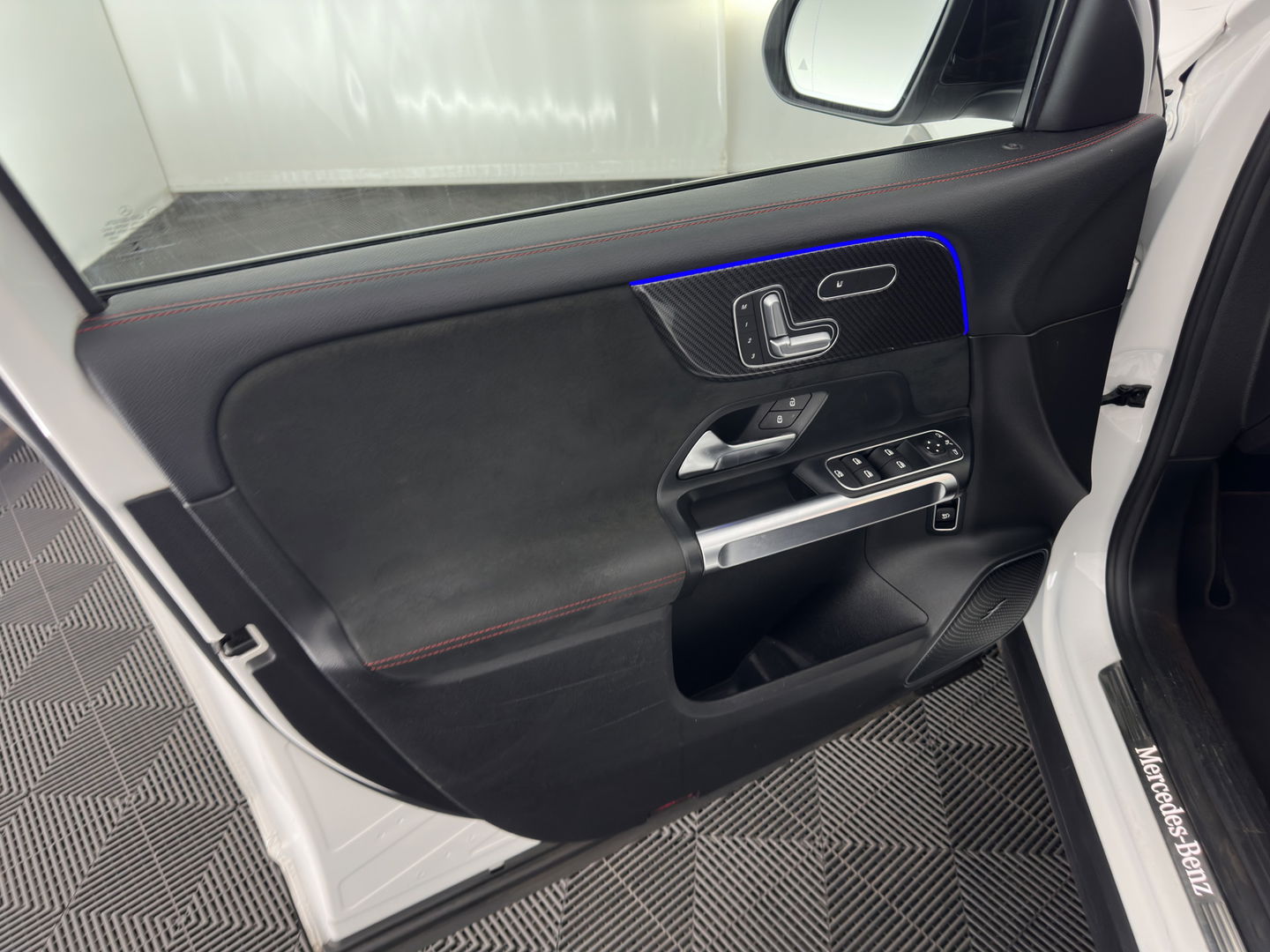 Mercedes-Benz GLB 250 4MATIC Premium Aut. *PANO | LEATHER-MICROFIBRE | FULL-LED | BURMESTER-SOUND | TOP-VIEW | ADAPTIVE-CRUISE | BLIND-SPOT | MEMORY-PACK | WIDESCREEN-COCKPIT | KEYLESS | HEATED-SPORTSEATS | AMBIENT-LIGHT | CARPL