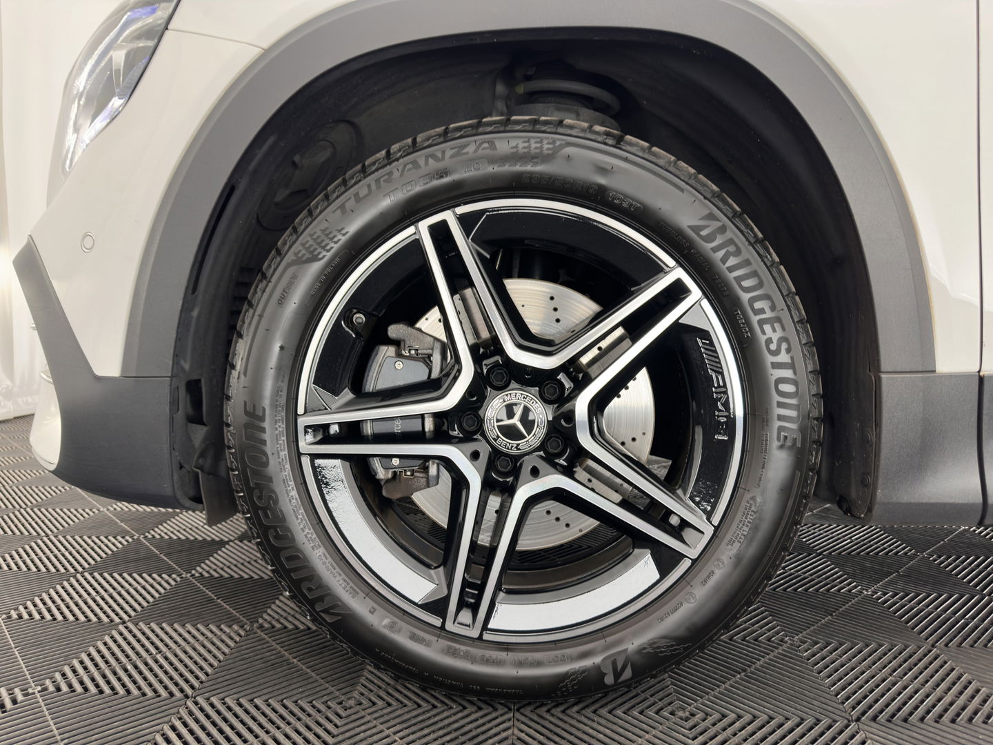 Mercedes-Benz GLB 250 4MATIC Premium Aut. *PANO | LEATHER-MICROFIBRE | FULL-LED | BURMESTER-SOUND | TOP-VIEW | ADAPTIVE-CRUISE | BLIND-SPOT | MEMORY-PACK | WIDESCREEN-COCKPIT | KEYLESS | HEATED-SPORTSEATS | AMBIENT-LIGHT | CARPL