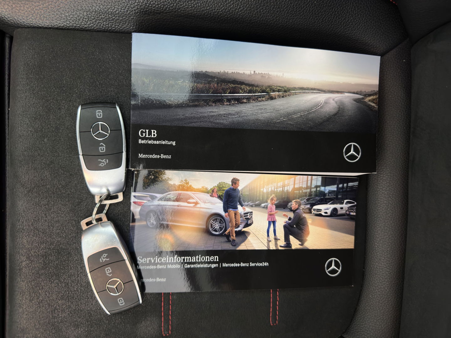 Mercedes-Benz GLB 250 4MATIC Premium Aut. *PANO | LEATHER-MICROFIBRE | FULL-LED | BURMESTER-SOUND | TOP-VIEW | ADAPTIVE-CRUISE | BLIND-SPOT | MEMORY-PACK | WIDESCREEN-COCKPIT | KEYLESS | HEATED-SPORTSEATS | AMBIENT-LIGHT | CARPL