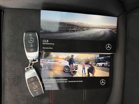 Mercedes-Benz GLB 250 4MATIC Premium Aut. *PANO | LEATHER-MICROFIBRE | FULL-LED | BURMESTER-SOUND | TOP-VIEW | ADAPTIVE-CRUISE | BLIND-SPOT | MEMORY-PACK | WIDESCREEN-COCKPIT | KEYLESS | HEATED-SPORTSEATS | AMBIENT-LIGHT | CARPL