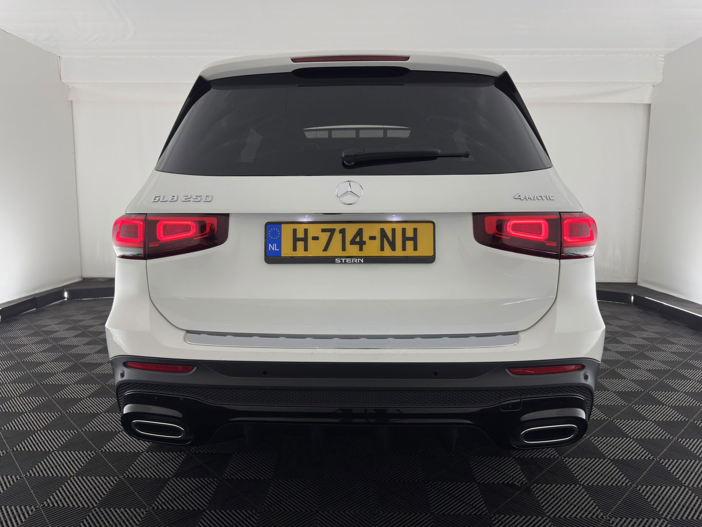 Mercedes-Benz GLB 250 4MATIC Premium Aut. *PANO | LEATHER-MICROFIBRE | FULL-LED | BURMESTER-SOUND | TOP-VIEW | ADAPTIVE-CRUISE | BLIND-SPOT | MEMORY-PACK | WIDESCREEN-COCKPIT | KEYLESS | HEATED-SPORTSEATS | AMBIENT-LIGHT | CARPL