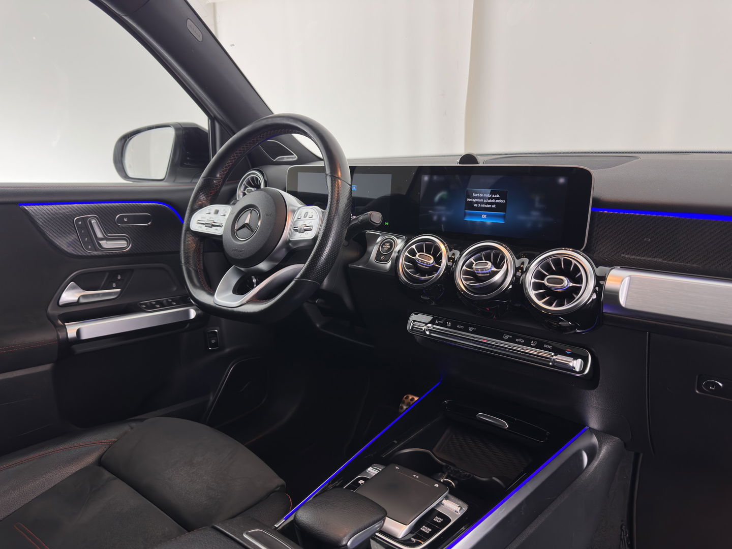 Mercedes-Benz GLB 250 4MATIC Premium Aut. *PANO | LEATHER-MICROFIBRE | FULL-LED | BURMESTER-SOUND | TOP-VIEW | ADAPTIVE-CRUISE | BLIND-SPOT | MEMORY-PACK | WIDESCREEN-COCKPIT | KEYLESS | HEATED-SPORTSEATS | AMBIENT-LIGHT | CARPL