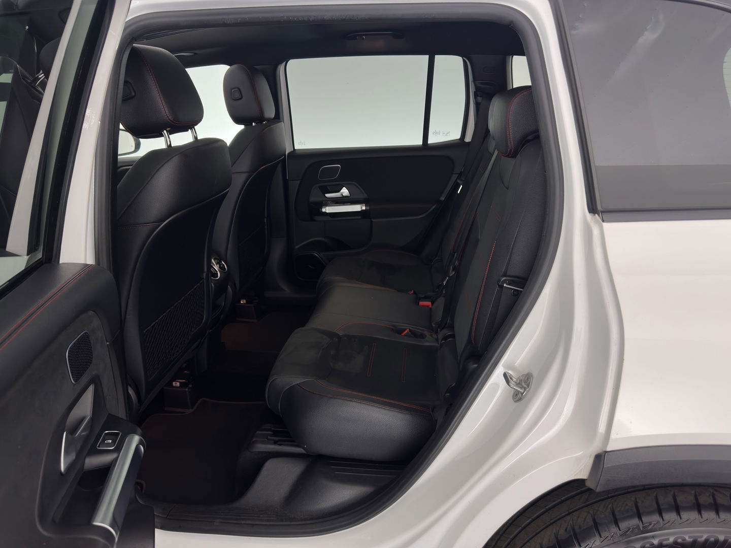 Mercedes-Benz GLB 250 4MATIC Premium Aut. *PANO | LEATHER-MICROFIBRE | FULL-LED | BURMESTER-SOUND | TOP-VIEW | ADAPTIVE-CRUISE | BLIND-SPOT | MEMORY-PACK | WIDESCREEN-COCKPIT | KEYLESS | HEATED-SPORTSEATS | AMBIENT-LIGHT | CARPL