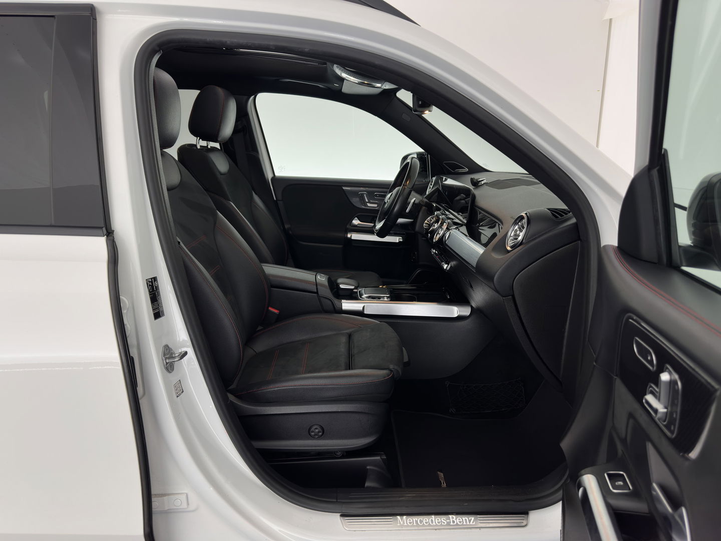 Mercedes-Benz GLB 250 4MATIC Premium Aut. *PANO | LEATHER-MICROFIBRE | FULL-LED | BURMESTER-SOUND | TOP-VIEW | ADAPTIVE-CRUISE | BLIND-SPOT | MEMORY-PACK | WIDESCREEN-COCKPIT | KEYLESS | HEATED-SPORTSEATS | AMBIENT-LIGHT | CARPL