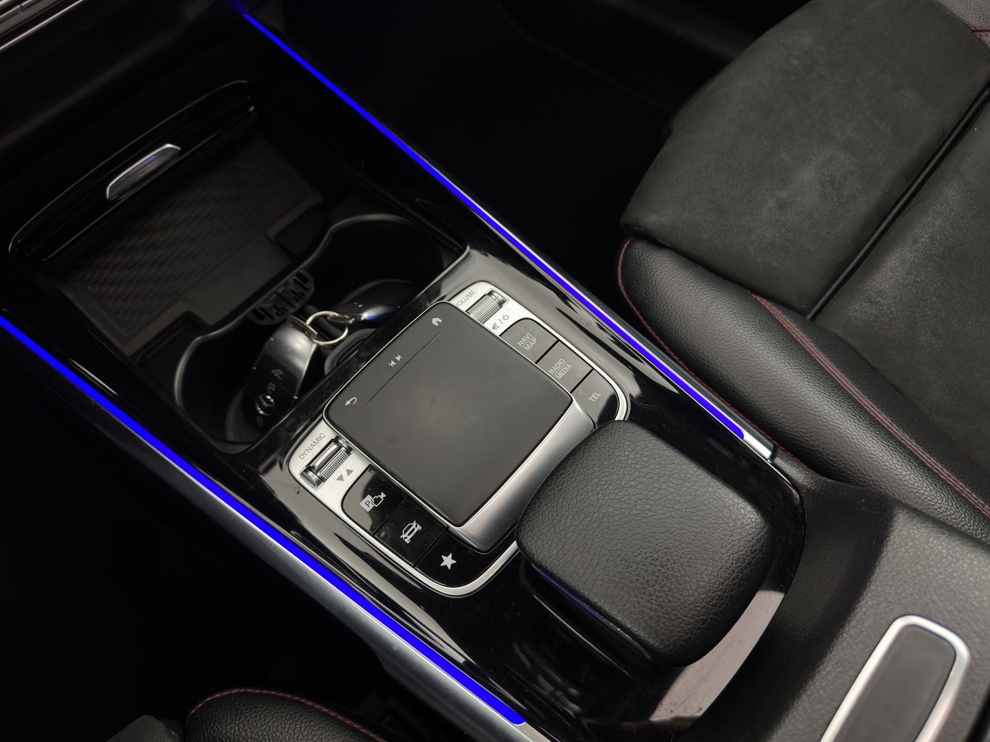 Mercedes-Benz GLB 250 4MATIC Premium Aut. *PANO | LEATHER-MICROFIBRE | FULL-LED | BURMESTER-SOUND | TOP-VIEW | ADAPTIVE-CRUISE | BLIND-SPOT | MEMORY-PACK | WIDESCREEN-COCKPIT | KEYLESS | HEATED-SPORTSEATS | AMBIENT-LIGHT | CARPL