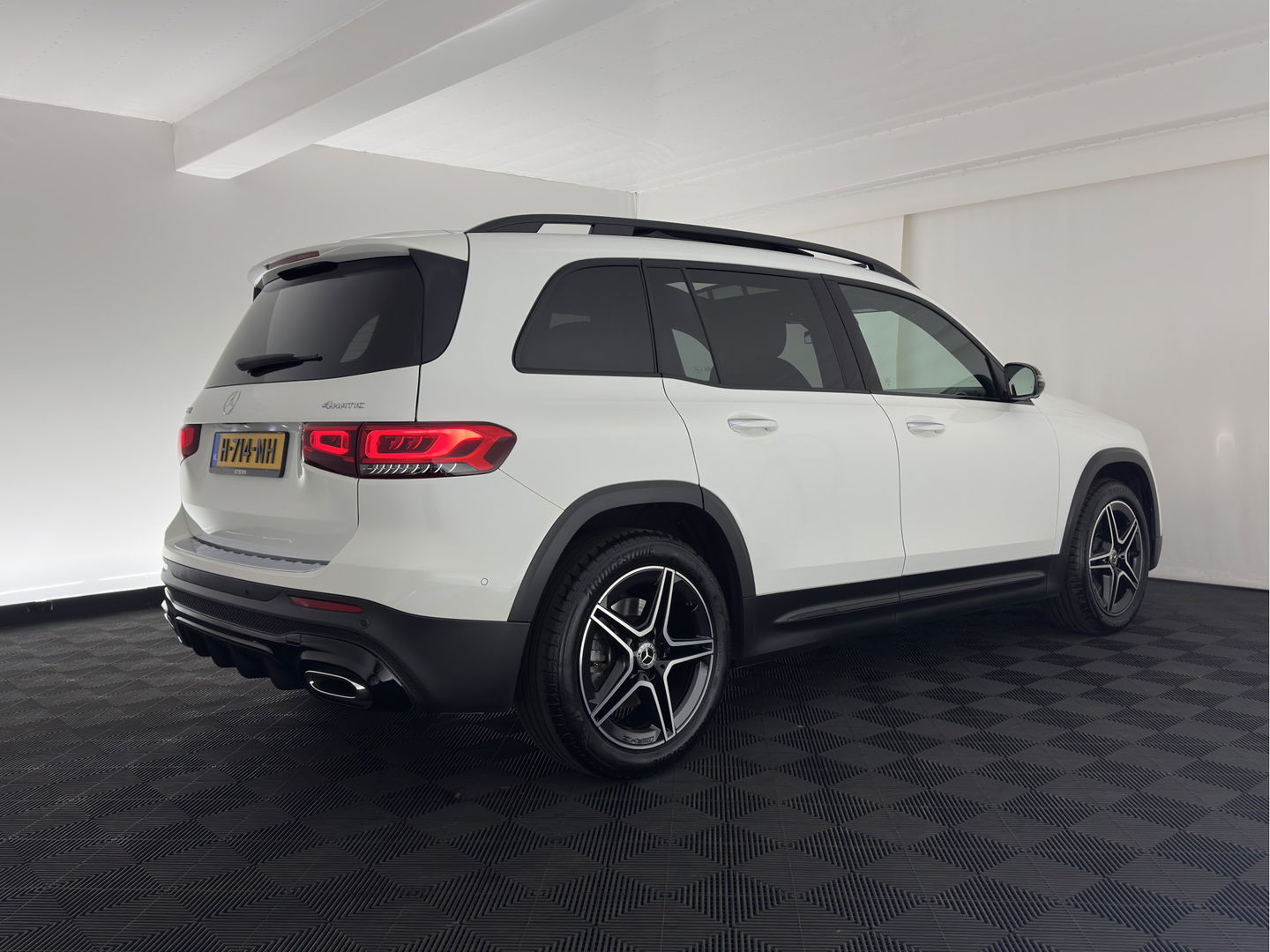 Mercedes-Benz GLB 250 4MATIC Premium Aut. *PANO | LEATHER-MICROFIBRE | FULL-LED | BURMESTER-SOUND | TOP-VIEW | ADAPTIVE-CRUISE | BLIND-SPOT | MEMORY-PACK | WIDESCREEN-COCKPIT | KEYLESS | HEATED-SPORTSEATS | AMBIENT-LIGHT | CARPL