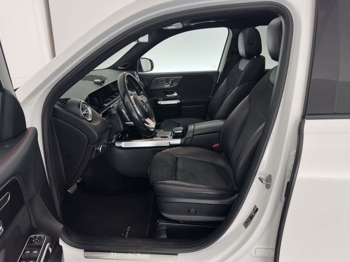 Mercedes-Benz GLB 250 4MATIC Premium Aut. *PANO | LEATHER-MICROFIBRE | FULL-LED | BURMESTER-SOUND | TOP-VIEW | ADAPTIVE-CRUISE | BLIND-SPOT | MEMORY-PACK | WIDESCREEN-COCKPIT | KEYLESS | HEATED-SPORTSEATS | AMBIENT-LIGHT | CARPL