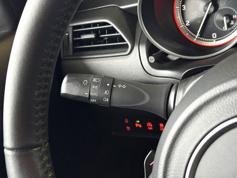 Suzuki Swift 1.2 Style Smart Hybrid | Adaptive Cruise Control | Apple Carplay | Android Auto | Camera | Lane Assist | Dodehoeksensor | Navigatie | Stoelverwarming | Afneembare Trekhaak | 16" Lichtmetaal | DAB |
