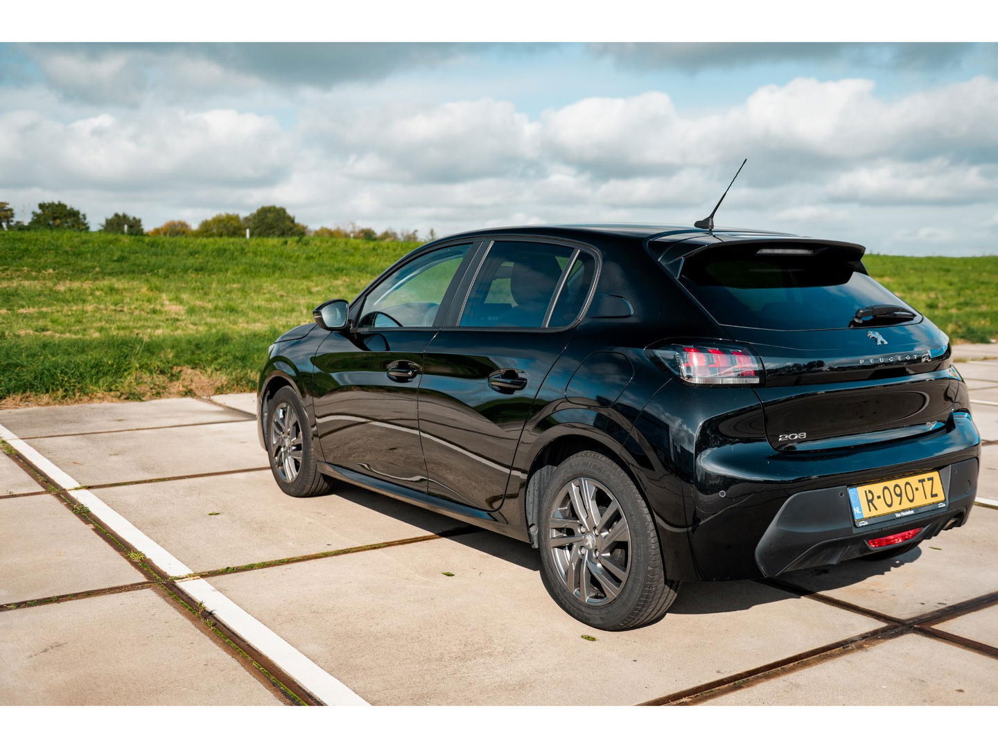 Peugeot 208 1.2 PureTech Active Pack | NAVI | 16" LM VELGEN | CRUISE