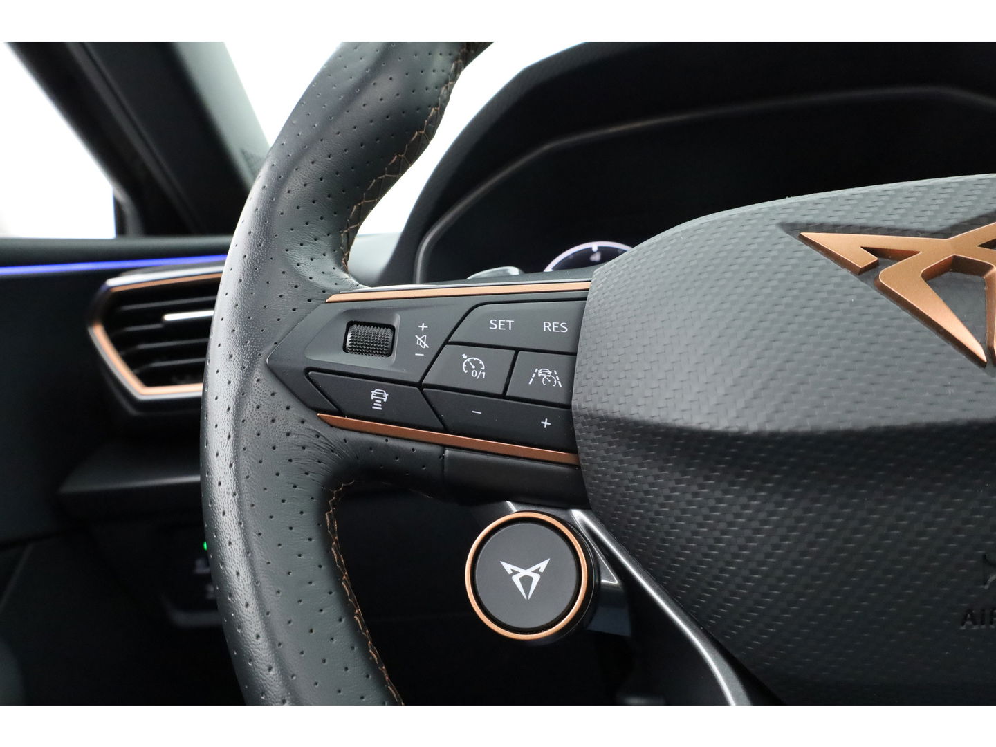 CUPRA Leon Sportstourer 1.4 e-Hybrid VZ 245pk | Pano | Adapt. Cruise | CarPlay | Stoel-Stuurverw. | Camera