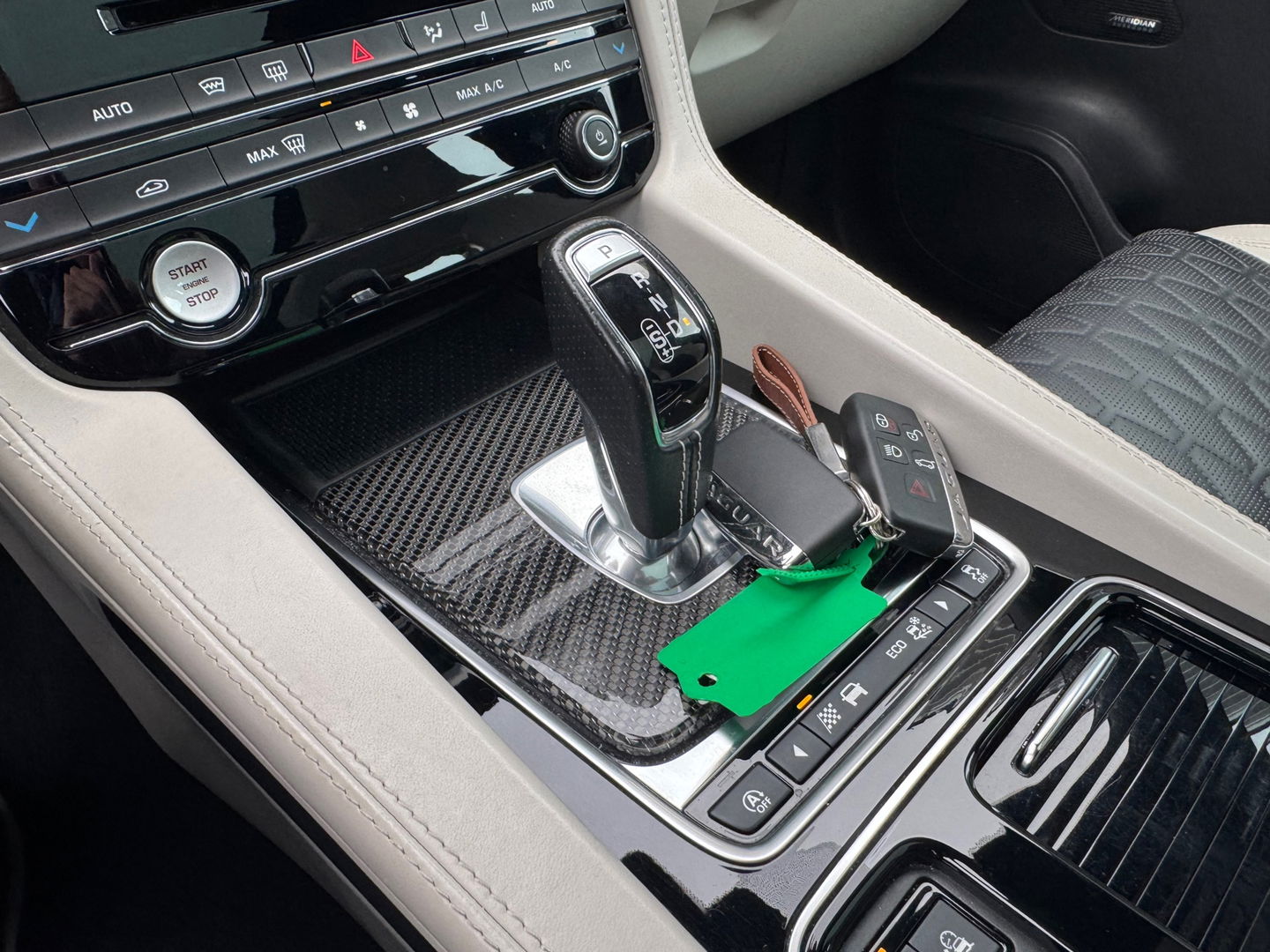 Jaguar F-Pace SVR 5.0 V8 AWD 550PK|Pano|Carbon|Meridian|Head-Up|Memory|ACC|360Camera|Carplay|Keyless|Leder