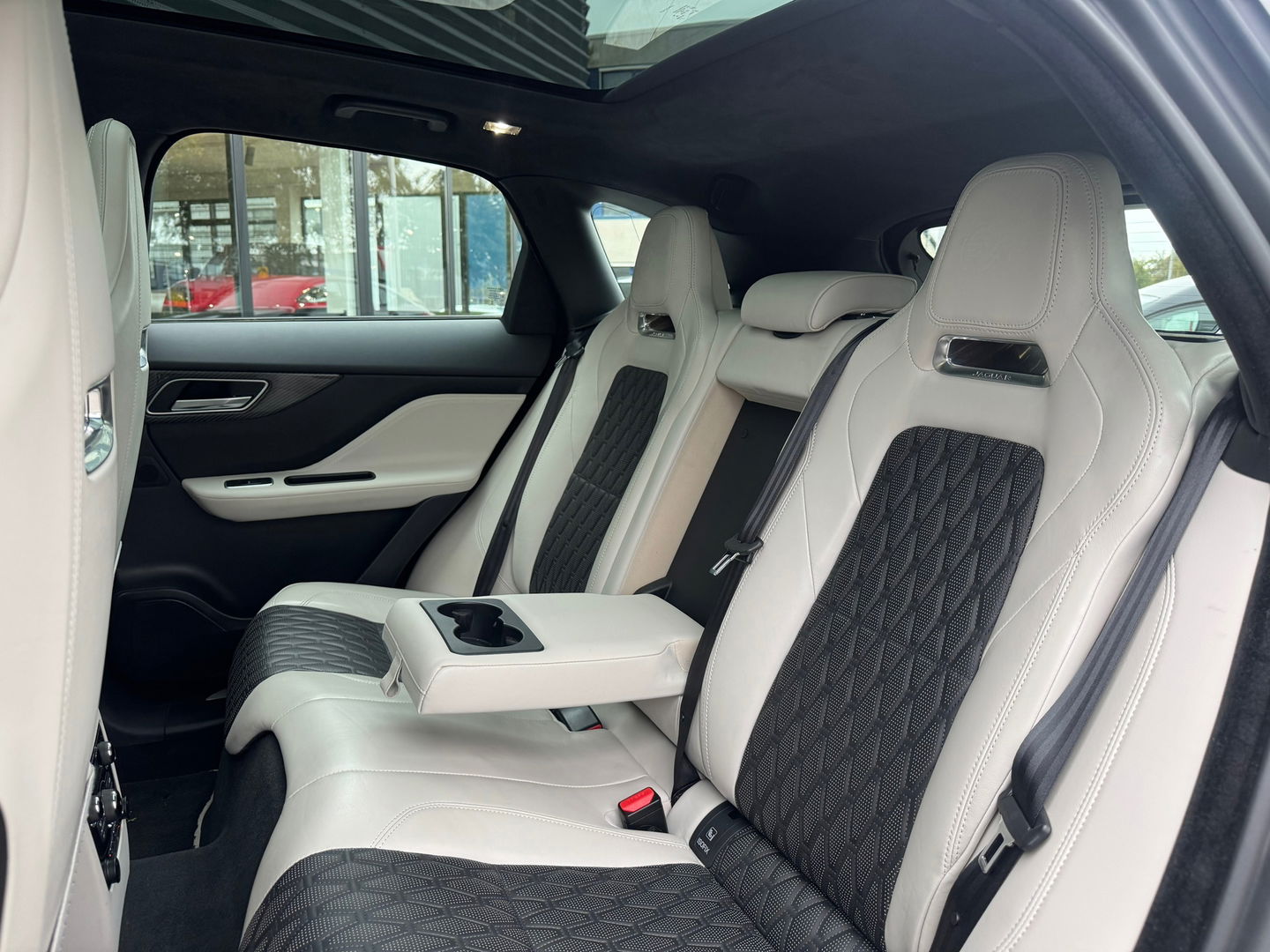 Jaguar F-Pace SVR 5.0 V8 AWD 550PK|Pano|Carbon|Meridian|Head-Up|Memory|ACC|360Camera|Carplay|Keyless|Leder