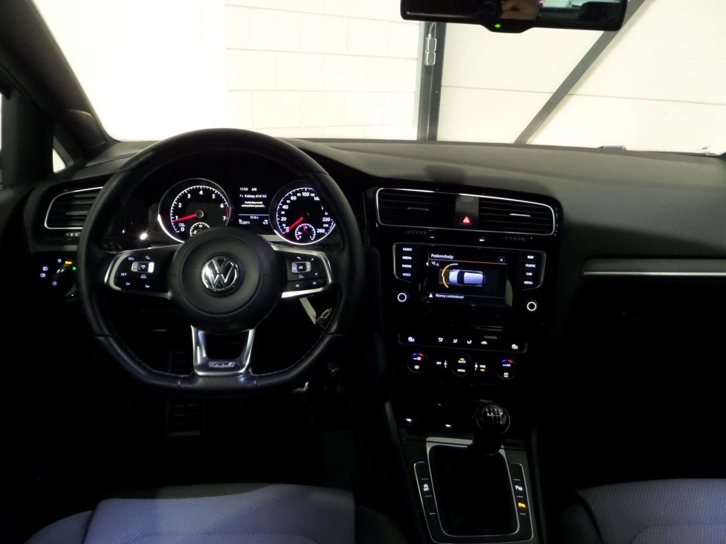 Volkswagen Golf 1.2 TSI Highline Edition R "2X R-line" Adaptive-Cruise Navigatie Bluetooth Parkeersensoren Dealer-onderhouden