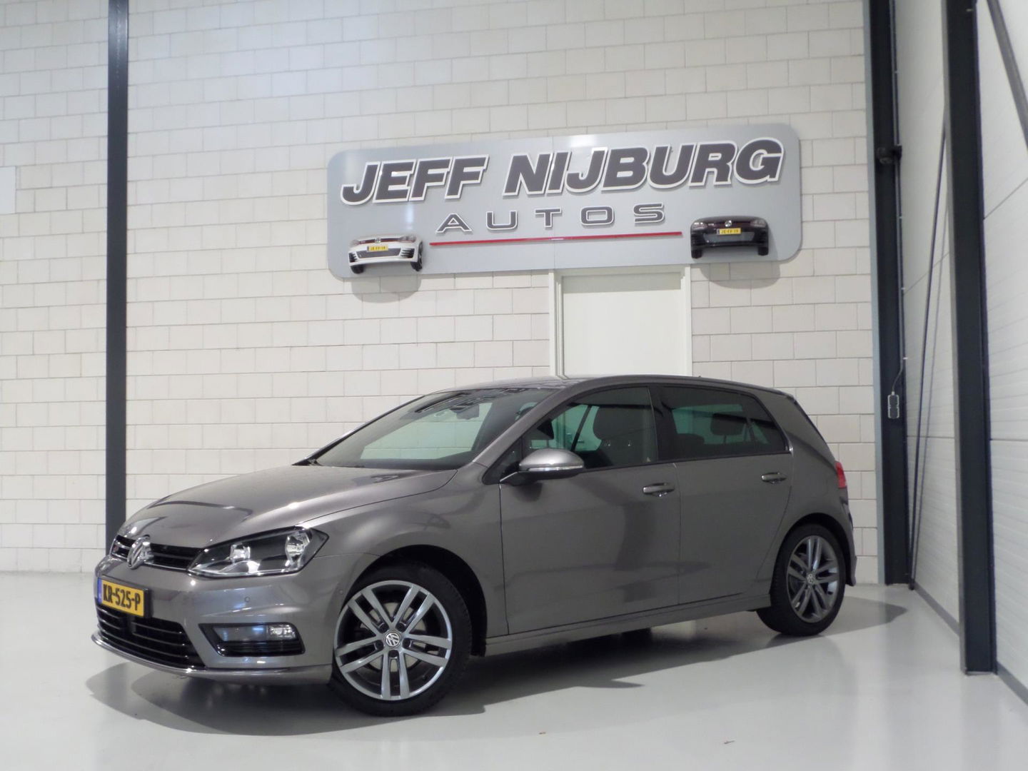 Volkswagen Golf 1.2 TSI Highline Edition R "2X R-line" Adaptive-Cruise Navigatie Bluetooth Parkeersensoren Dealer-onderhouden