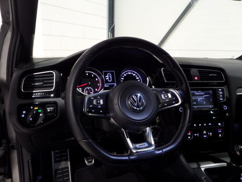 Volkswagen Golf 1.2 TSI Highline Edition R "2X R-line" Adaptive-Cruise Navigatie Bluetooth Parkeersensoren Dealer-onderhouden