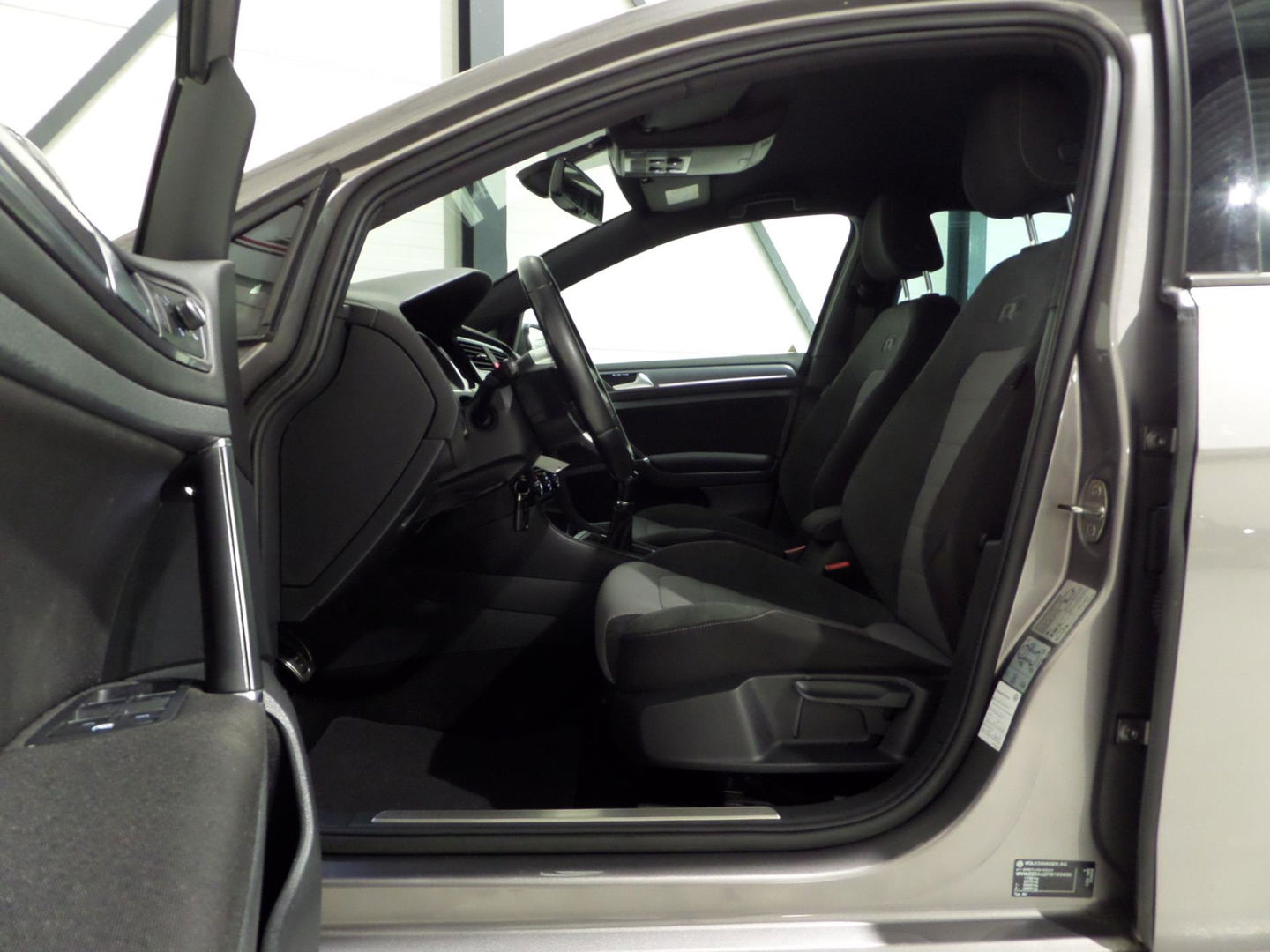 Volkswagen Golf 1.2 TSI Highline Edition R "2X R-line" Adaptive-Cruise Navigatie Bluetooth Parkeersensoren Dealer-onderhouden
