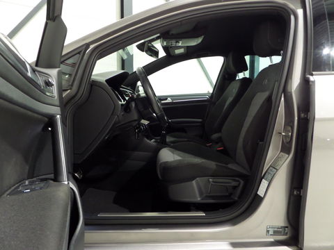 Volkswagen Golf 1.2 TSI Highline Edition R "2X R-line" Adaptive-Cruise Navigatie Bluetooth Parkeersensoren Dealer-onderhouden