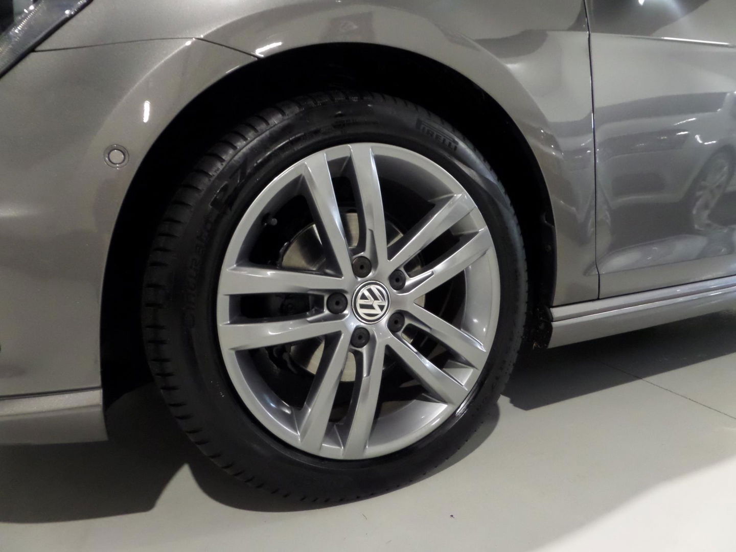 Volkswagen Golf 1.2 TSI Highline Edition R "2X R-line" Adaptive-Cruise Navigatie Bluetooth Parkeersensoren Dealer-onderhouden
