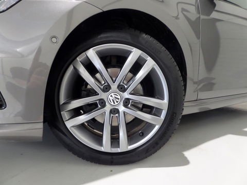 Volkswagen Golf 1.2 TSI Highline Edition R "2X R-line" Adaptive-Cruise Navigatie Bluetooth Parkeersensoren Dealer-onderhouden