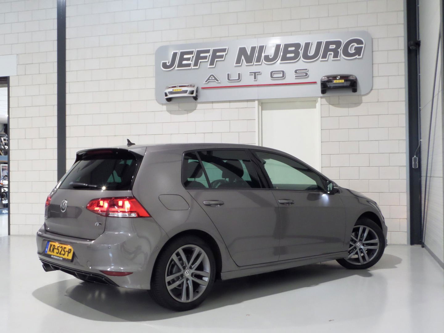 Volkswagen Golf 1.2 TSI Highline Edition R "2X R-line" Adaptive-Cruise Navigatie Bluetooth Parkeersensoren Dealer-onderhouden