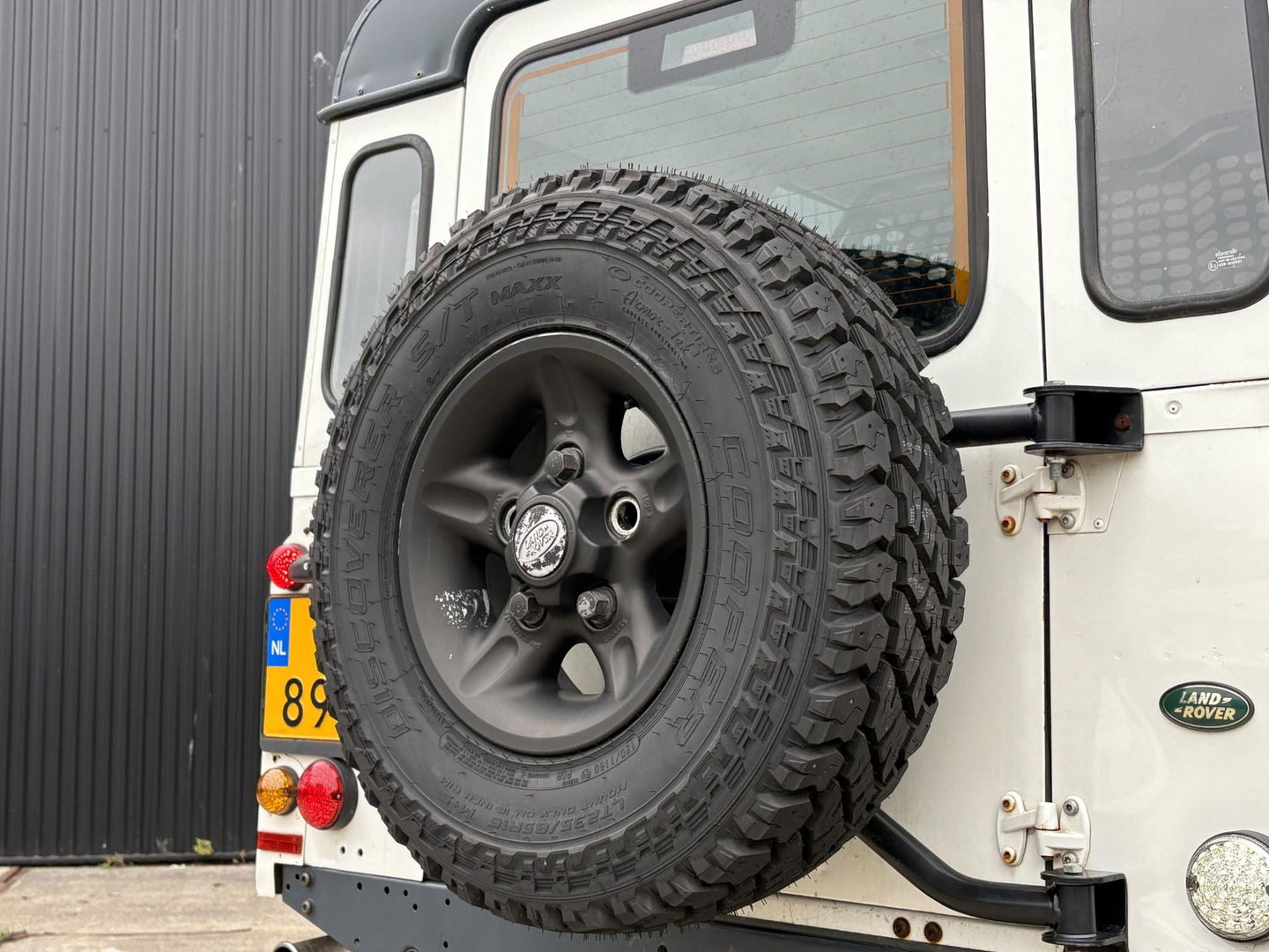 Land Rover Defender 2.5 TD5 110 SAFARI | OMKEUREN 2PERS GRIJS KENTEKEN MOGELIJK | LIER | LUXE STOEL | SNORKEL | DAKTENT FEMKES | RVS UITLAAT | Youngtimer