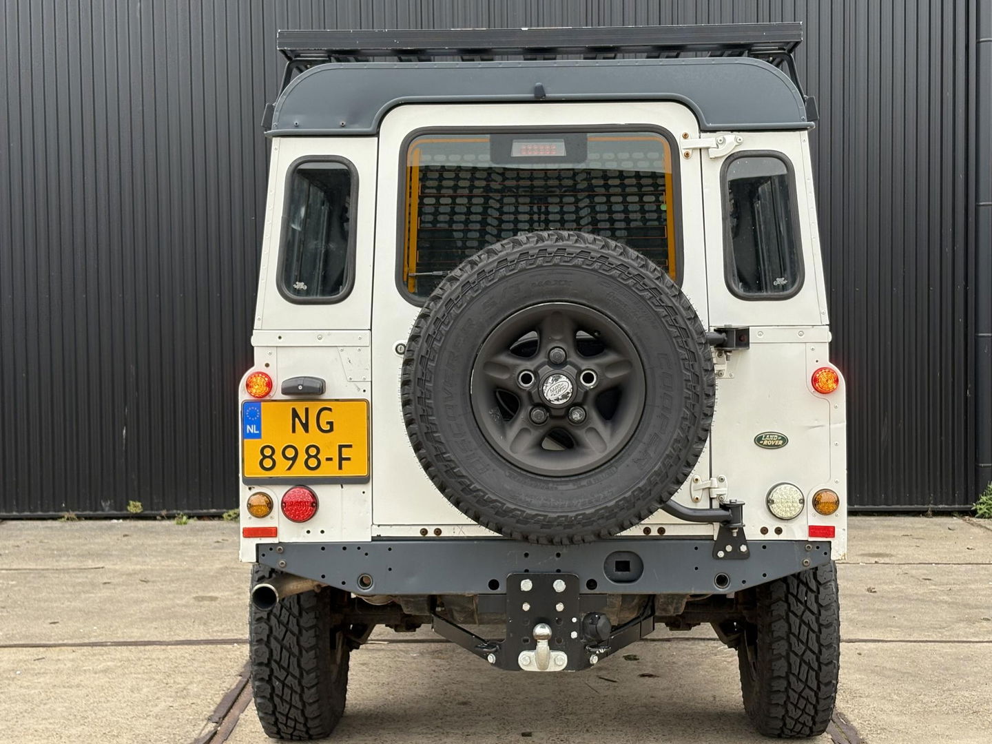 Land Rover Defender 2.5 TD5 110 SAFARI | OMKEUREN 2PERS GRIJS KENTEKEN MOGELIJK | LIER | LUXE STOEL | SNORKEL | DAKTENT FEMKES | RVS UITLAAT | Youngtimer